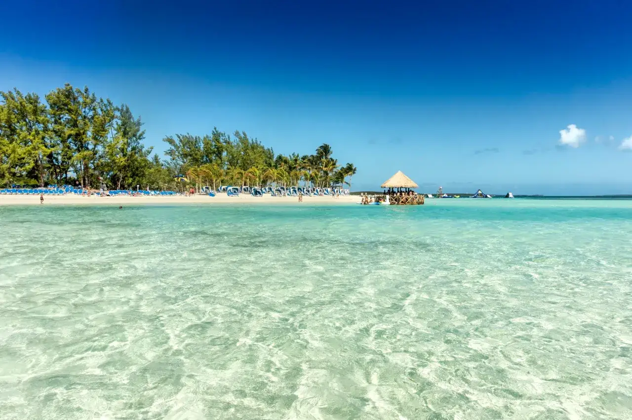 En perfekt resa i november: solstolar på en vit sandstrand, turkost vatten och en mysig strandbar.