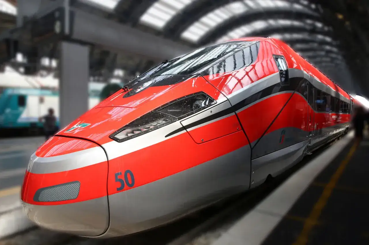 Rött höghastighetståg, nummer 50, redo att lämna Milano för Rom.