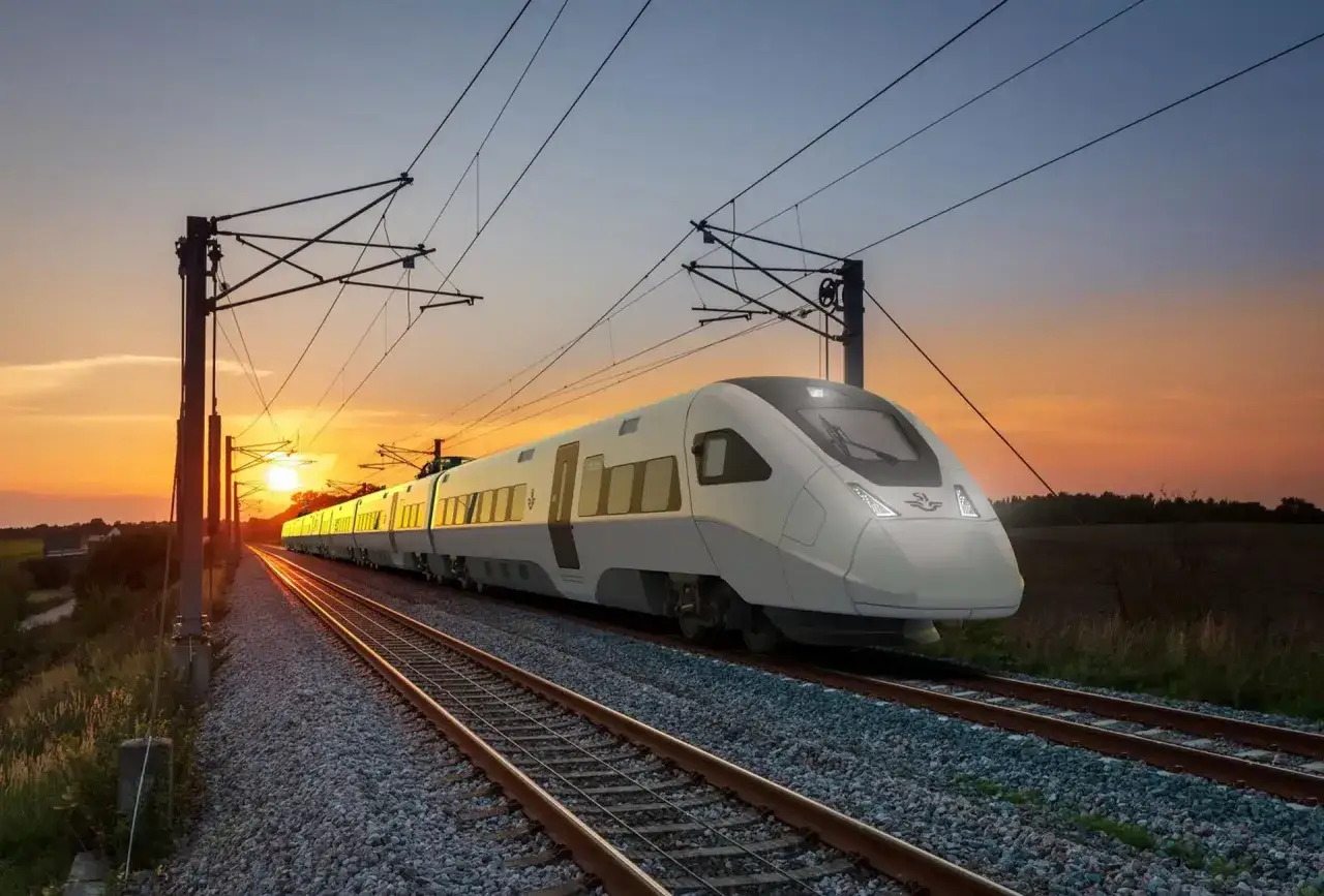 Ett modernt tåg på rälsen vid solnedgången, perfekt för en resa med SJ tågluffarkort.