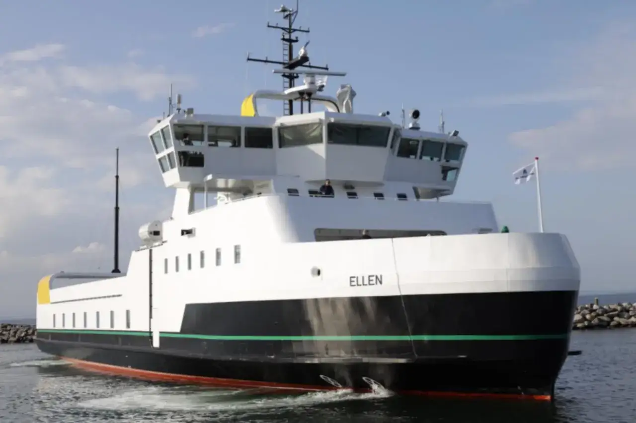 Färjan Ellen, en elbil i Europa, glider fram på vattnet.
