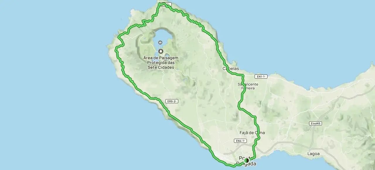 Karta över Sete Cidades, Azorerna, Europas Hawaii. En grön rutt slingrar sig runt den skyddade landskapsområdet och dess sjöar.