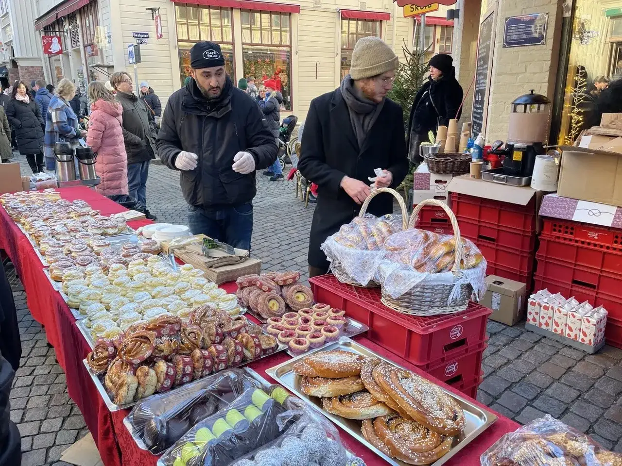En härlig julmarknad i Haga med ett överflöd av kanelbullar och andra godsaker. Människor njuter av stämningen och de bakade läckerheterna.