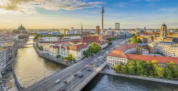 Vy över Berlin med TV-tornet och floden Spree. Tänk dig att ta ett tåg från Berlin till München och se detta landskap.