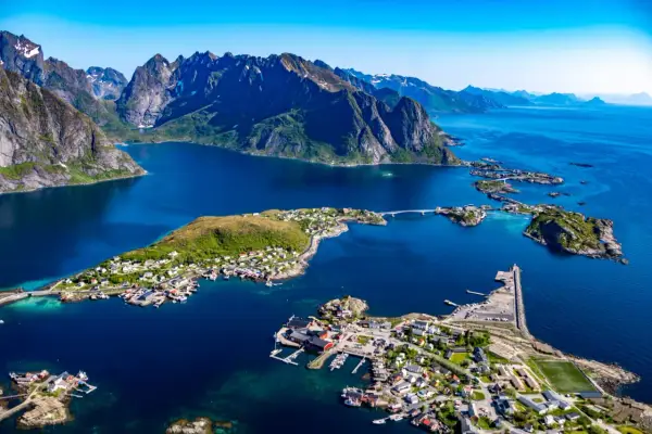 En drömlik lofoten resa med dramatiska berg, turkost vatten och charmiga fiskebyar. En perfekt vy över en norsk pärla.